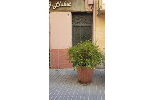 Tremp Apartment | Apartment 'Pis Romàntic A Tremp' with Balcony, Wi-Fi and Air Conditioning