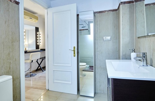 Jaen Apartment | Apartment "Piso Jaén Calle La Luna" with Terrace & Wi-Fi