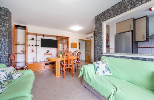 Garrucha Apartment | Apartment 'Piso Para Grupos Cerca Del Mar' with Shared Pool, Wi-Fi and Air Conditioning