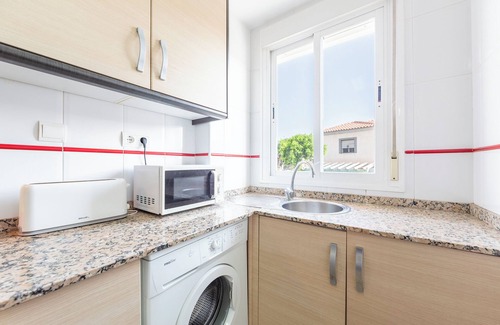 Garrucha Apartment | Apartment 'Piso Para Grupos Cerca Del Mar' with Shared Pool, Wi-Fi and Air Conditioning