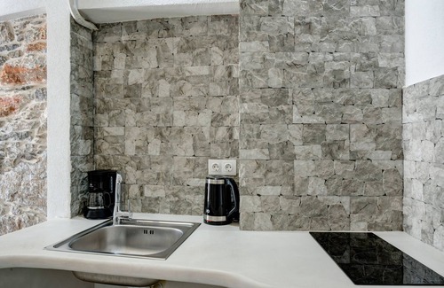 Amorgos Town Apartment | Apartment 'Politimi's Studio N5' with Mountain View, Wi-Fi and Air Conditioning
