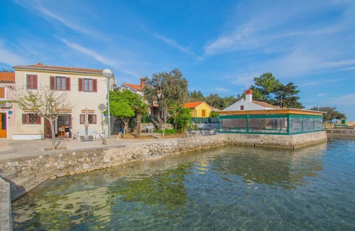 Punta Kriza Apartment | Apartment Punta Orange 5m from the sea, island Cres
