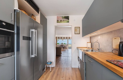 Urbar Apartment | Apartment 'Rheinblick Am Rheinsteig' with Mountain View, Wi-Fi and Air Conditioning
