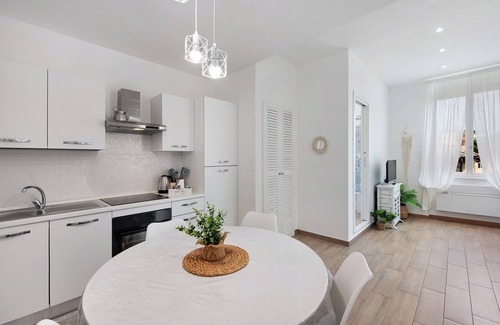 Varazze Apartment | Apartment 'Rosa Corallo Deluxe- Centro Storico' with Wi-Fi and Air Conditioning