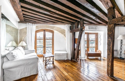 Notre Dame Apartment | Apartment Saint-Louis by B'Your Home