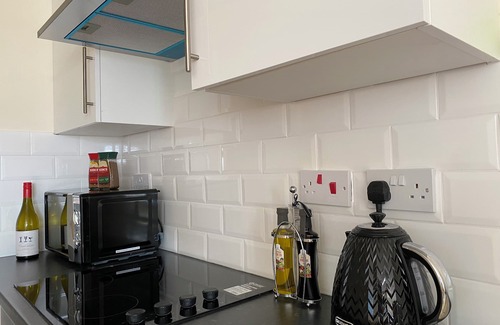 Luton Apartment | Apartment Sleeps 4, Free Parking, Pets Welcome