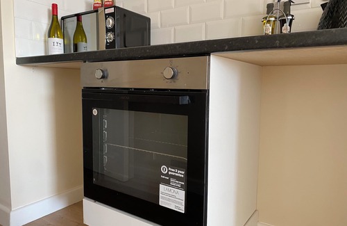 Luton Apartment | Apartment Sleeps 4, Free Parking, Pets Welcome