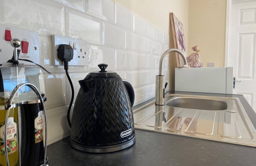 Luton Apartment | Apartment Sleeps 4, Free Parking, Pets Welcome