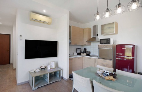 Cisano sul Neva Apartment | Apartment 'Tra Monti E Mare' with Mountain View, Wi-Fi and Air Conditioning