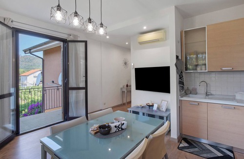 Cisano sul Neva Apartment | Apartment 'Tra Monti E Mare' with Mountain View, Wi-Fi and Air Conditioning
