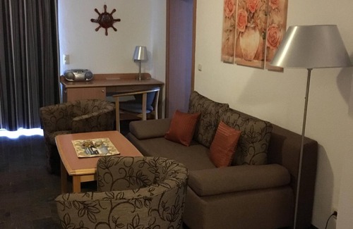 Zingst Apartment | Apartment 'Villa Dünenblick 02' close to the Beach with Garden & Wi-Fi