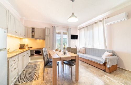 Peroulades Apartment | Apartment "Villa Logas" close to the Beach with Garden & Wi-Fi