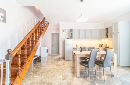 Peroulades Apartment | Apartment "Villa Logas" close to the Beach with Garden & Wi-Fi