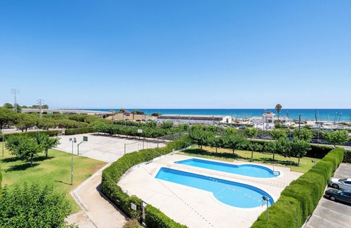 Clara Apartment | Apartment 'Vistas Al Mar' with Sea View, Shared Pool and Air Conditioning