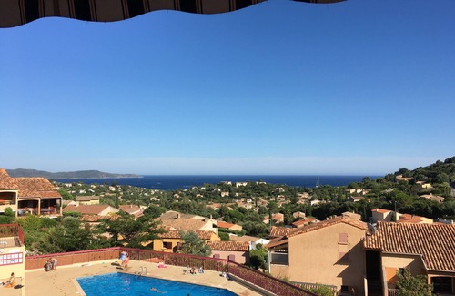 Cavalaire-sur-Mer Condo | Apartment with 180° sea view and 12 m2 terrace