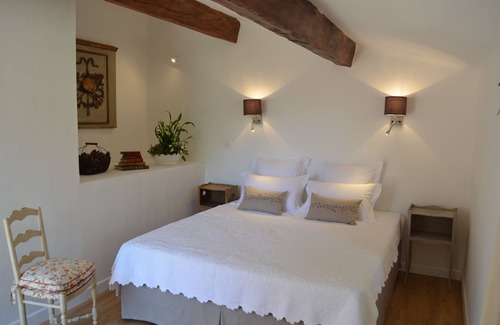 Aix-en-Provence House | Apartment with garden and pool in a Provencal farmhouse