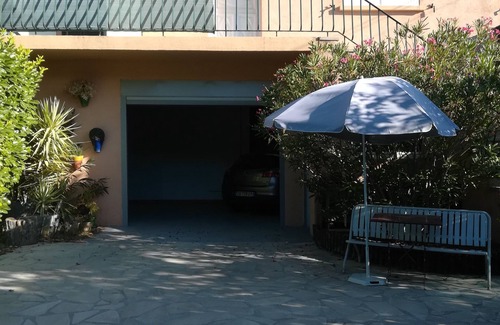 Meyrargues Apartment | Apartment with garden and garage MEYRARGUES. Stays of up to 7 days.