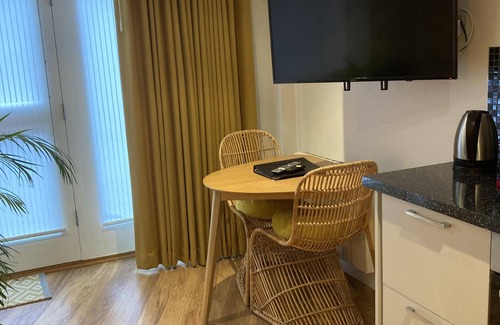 Yeovil Apartment | Apartment with Garden View at Streamside Apartment