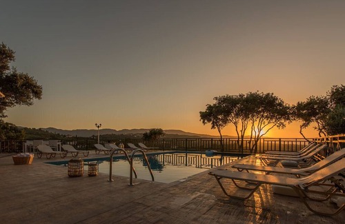 Planos Apartment | Apartment with pool and Breakfast included