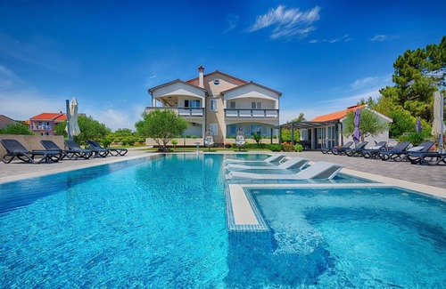 Vir Apartment | Apartment with pool | Sea view | quiet location | for 4 per.