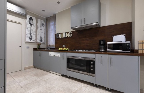 Rione III Colonna Apartment | Apartment with rooftop balcony in Central Rome