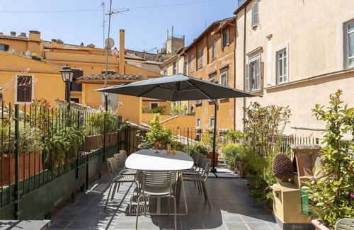 Rione III Colonna Apartment | Apartment with rooftop balcony in Central Rome