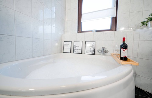 Stade Apartment | Apartment 'Zentrale Wohnung Mit Whirpool' with Balcony and Wi-Fi