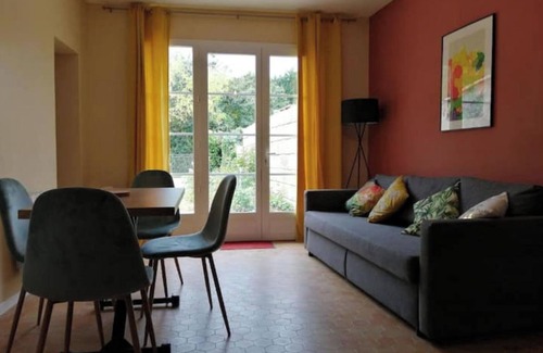 Petit-Palais-et-Cornemps Apartment | Appartement T2 Avec Jardin