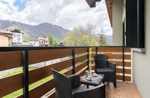 Cassina Valsassina Apartment | Appartamento con terrazzo vista monti a Cassina