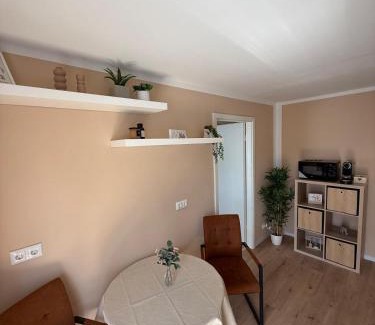 Thiede Apartment | Appartement 2a - Gemütliche Wohnung mit Küchenzeile, Bad und Balkon