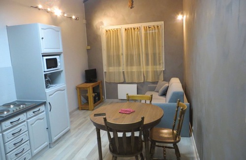 Sillans Apartment | Appartement Avec Terrasse Dans une Propriété Privée. Entrée en Autonomie