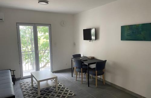 Poussan Apartment | Appartement bord d'etang