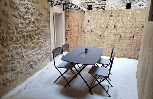 Malaucene Apartment | Appartement Centre-ville Avec Cour Privative. Au Pied du Ventoux !