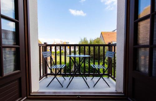 Courseulles-sur-Mer Apartment | Appartement, duplex à 500m de la mer avec balcon