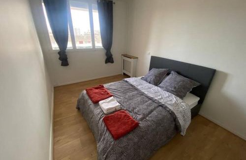 Franconville Apartment | Appartement rénové et spacieux, Terrasse, 4 pers