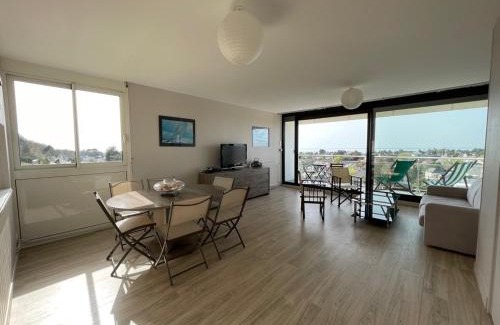 Jullouville Apartment | Appartement rénové avec tennis privé, parking et vue mer - FR-1-361-162