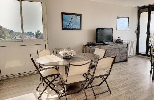 Jullouville Apartment | Appartement rénové avec tennis privé, parking et vue mer - FR-1-361-162