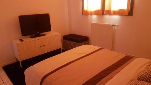Chateau-Gontier Apartment | appartement simple entier avec cour pour 2 a 7 personnes