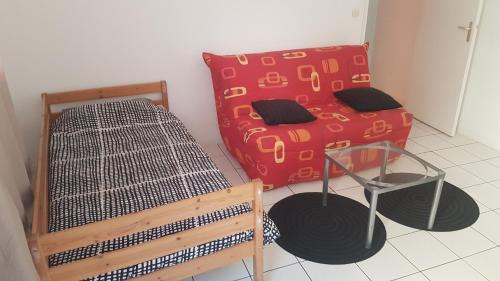 Chateau-Gontier Apartment | appartement simple entier avec cour pour 2 a 7 personnes