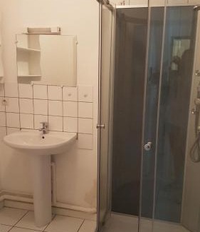 Chateau-Gontier Apartment | appartement simple entier avec cour pour 2 a 7 personnes