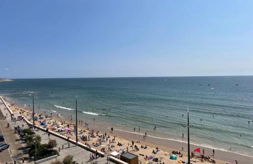 Les Sables d'Olonne Apartment | Appartement T3 au 6e étage avec balcon et vue mer - FR-1-197-200