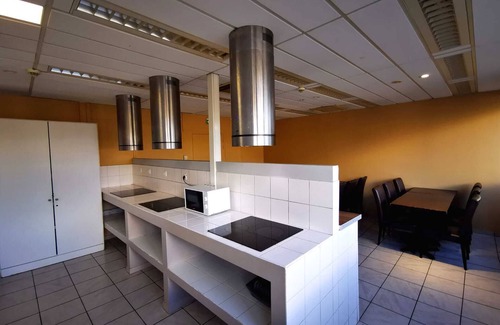 Persan Hotel | Apparthotel Area, Studios avec Salles de bains et kitchenettes privatives et Chambres avec cuisine et salle de bains communes