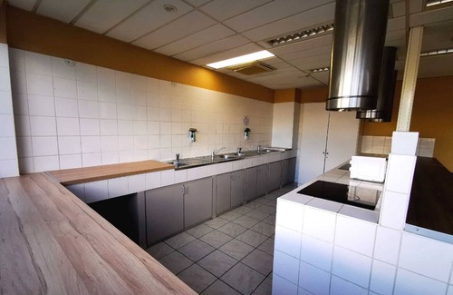 Persan Hotel | Apparthotel Area, Studios avec Salles de bains et kitchenettes privatives et Chambres avec cuisine et salle de bains communes