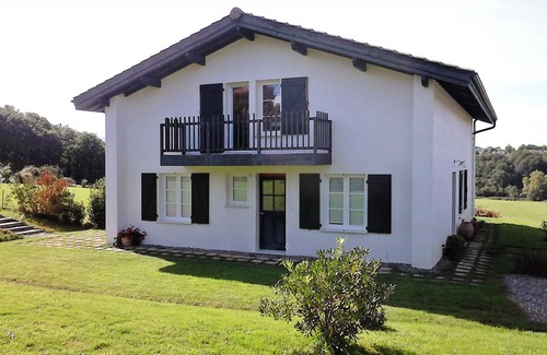 Saint-Pee-sur-Nivelle Apartment | Appartment Ihi-Toki, sunny garden apartment in a breathtaking location