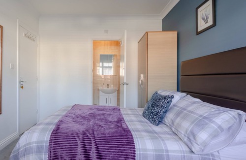 Queensbury House | Apple House Wembley -Double Ensuite