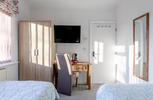 Queensbury House | Apple House Wembley Twin Room shared bathroom