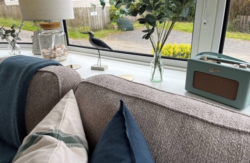 Hartland House | Apple Pippin, shepherds hut style, sleeps 4, private garden, walk to pubs & more