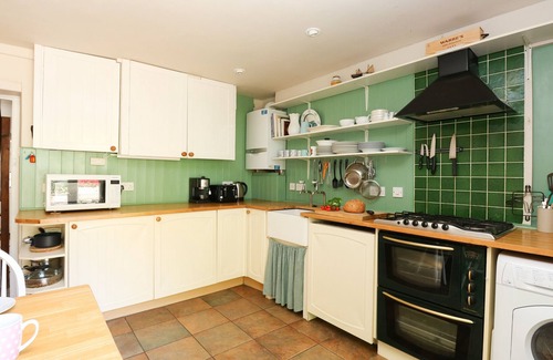 Burton Bradstock Cottage | APPLE TREE COTTAGE, pet friendly, with a garden in Burton Bradstock
