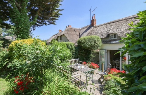 Burton Bradstock Cottage | APPLE TREE COTTAGE, pet friendly, with a garden in Burton Bradstock