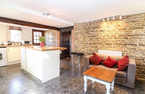 Warnham Cottage | APPLE TREE COTTAGE, pet friendly, with open fire in Warnham